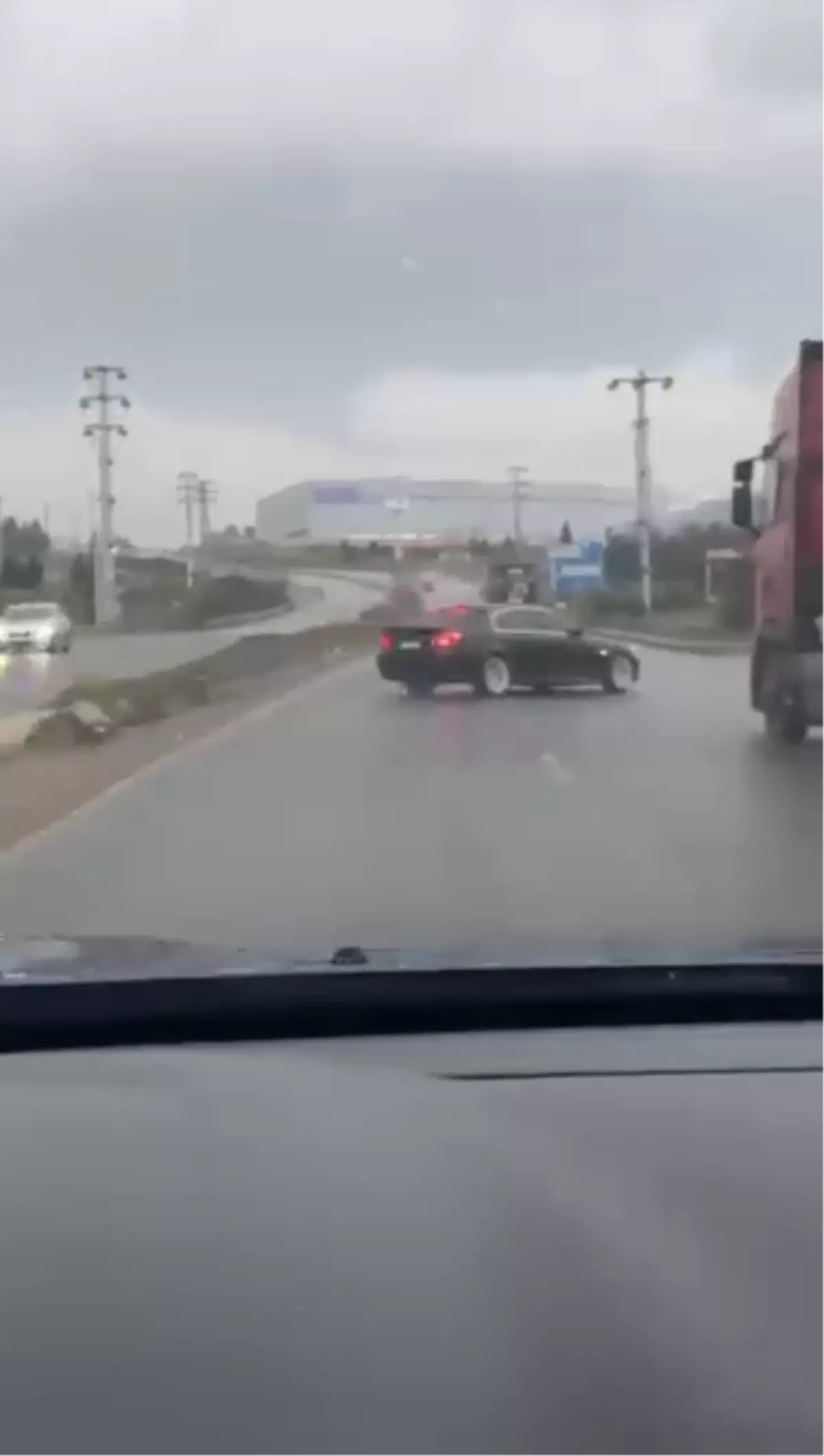 Sürücüsünün drift yaptığı otomobil takla attı; o anlar kamerada