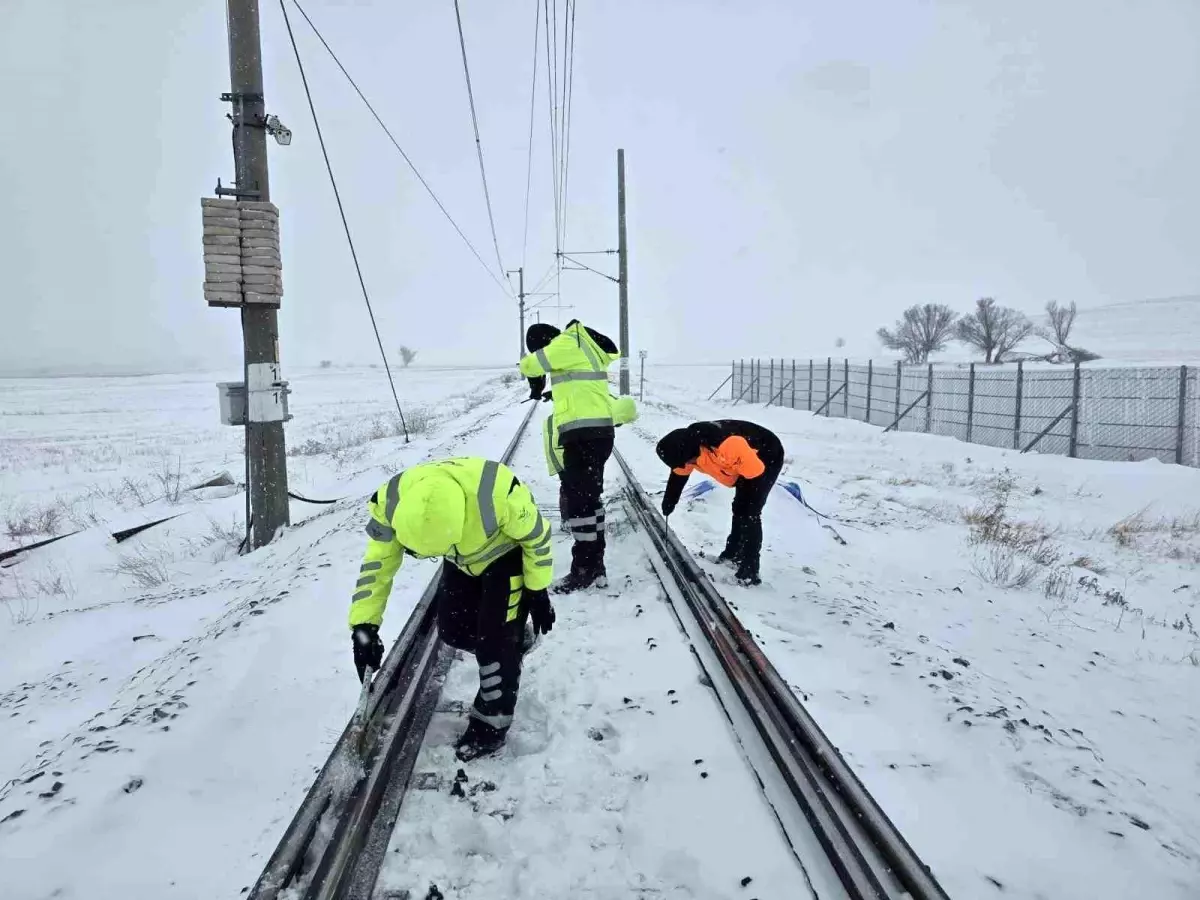 TCDD'den demiryollarında kar mesaisi