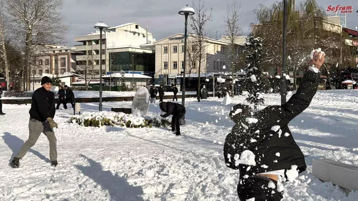 Tropikal misafirler kar yağışını görünce mest oldu
