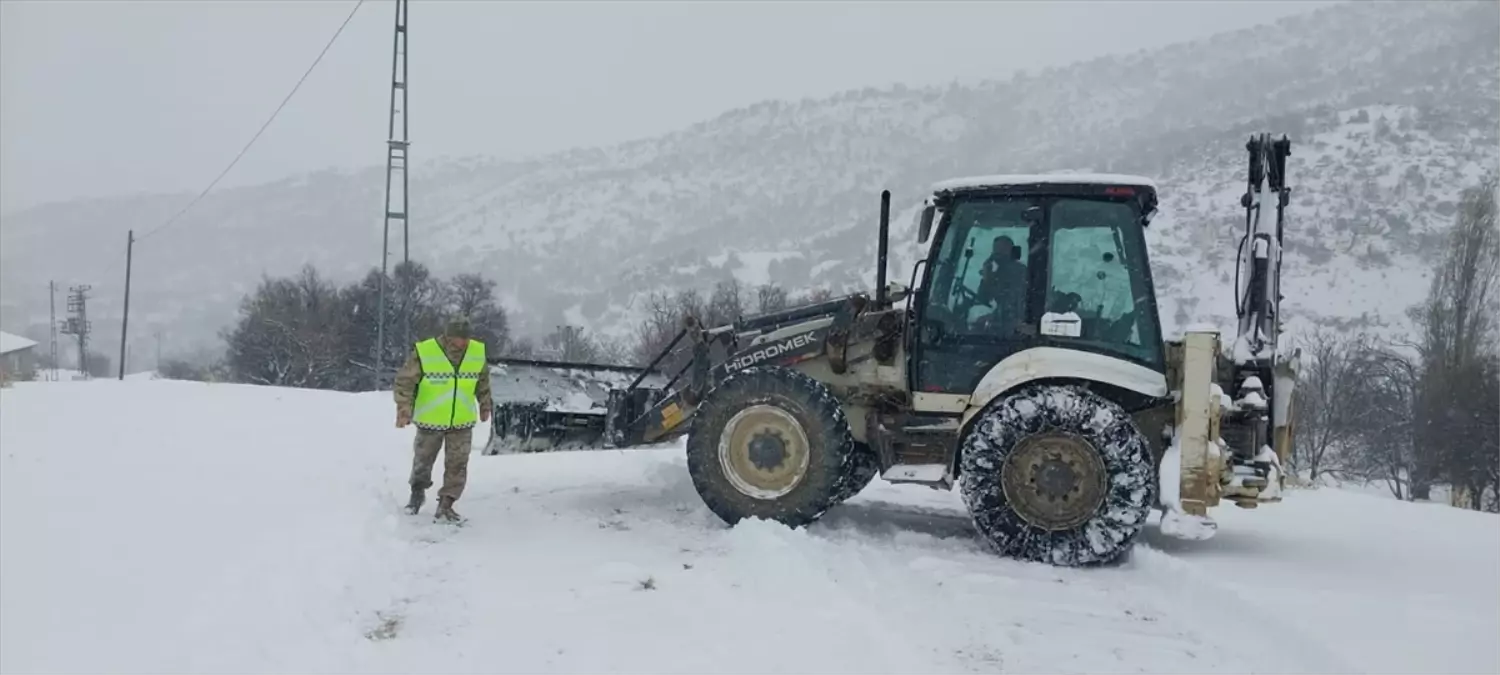Tunceli'de ekipler yolu kardan kapanan köydeki hasta inek için seferber oldu