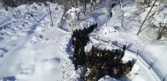 Van'da çığ düşmesi sonucu hayatını kaybeden kadının cenazesi toprağa verildi