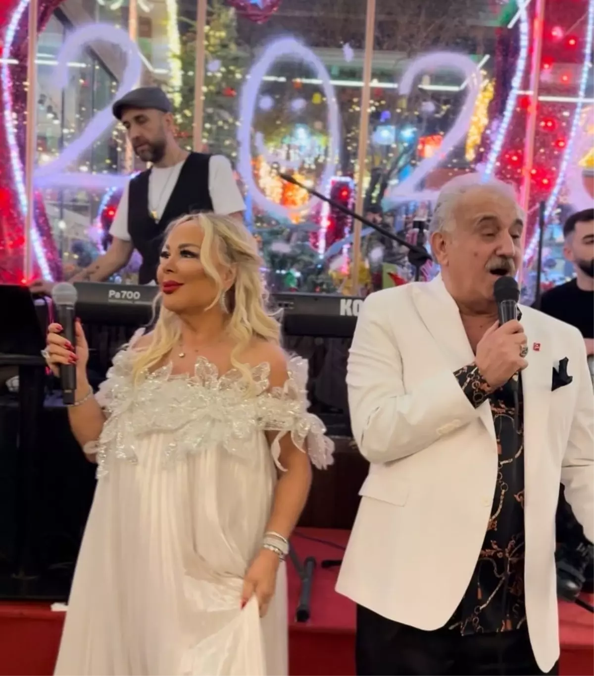 Yakamoz Restoran'da yılbaşı sürprizi: Safiye Soyman gelinlikle sahneye çıktı, Faik Öztürk hindi dağıttı