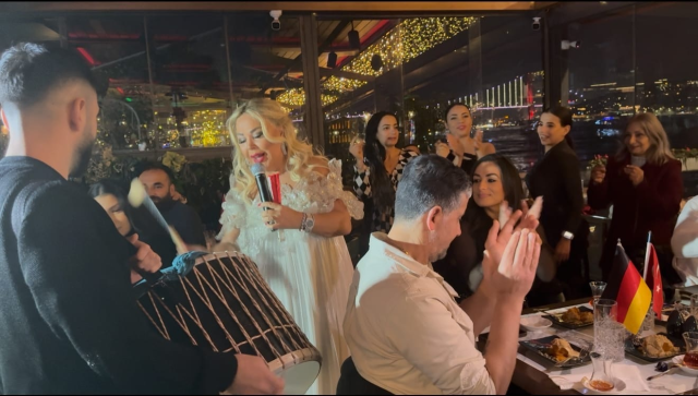 Yakamoz Restoran'da Yılbaşı Sürprizi: Safiye Gelinlikle Sahne Aldı