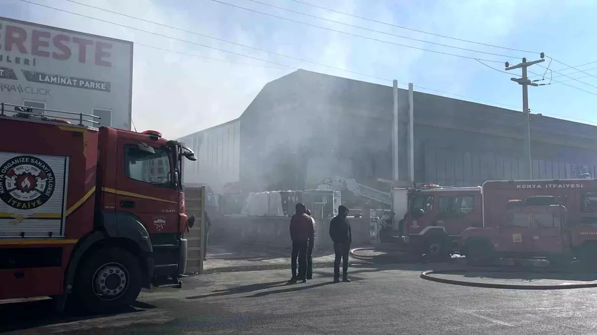 Yalıtım malzemesi bulunan depoda yangın paniği