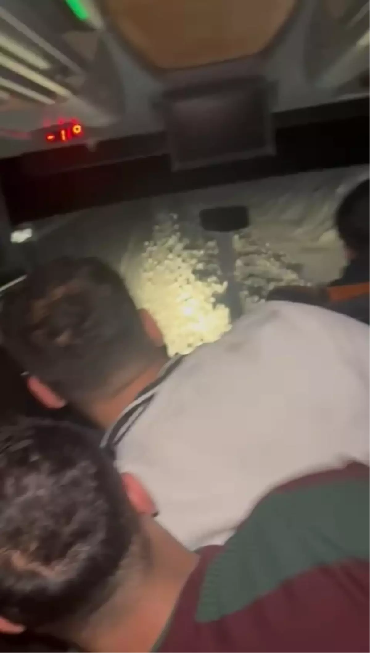 Yolcu otobüsünün şarampole devrildiği kaza kamerada: 4 yaralı