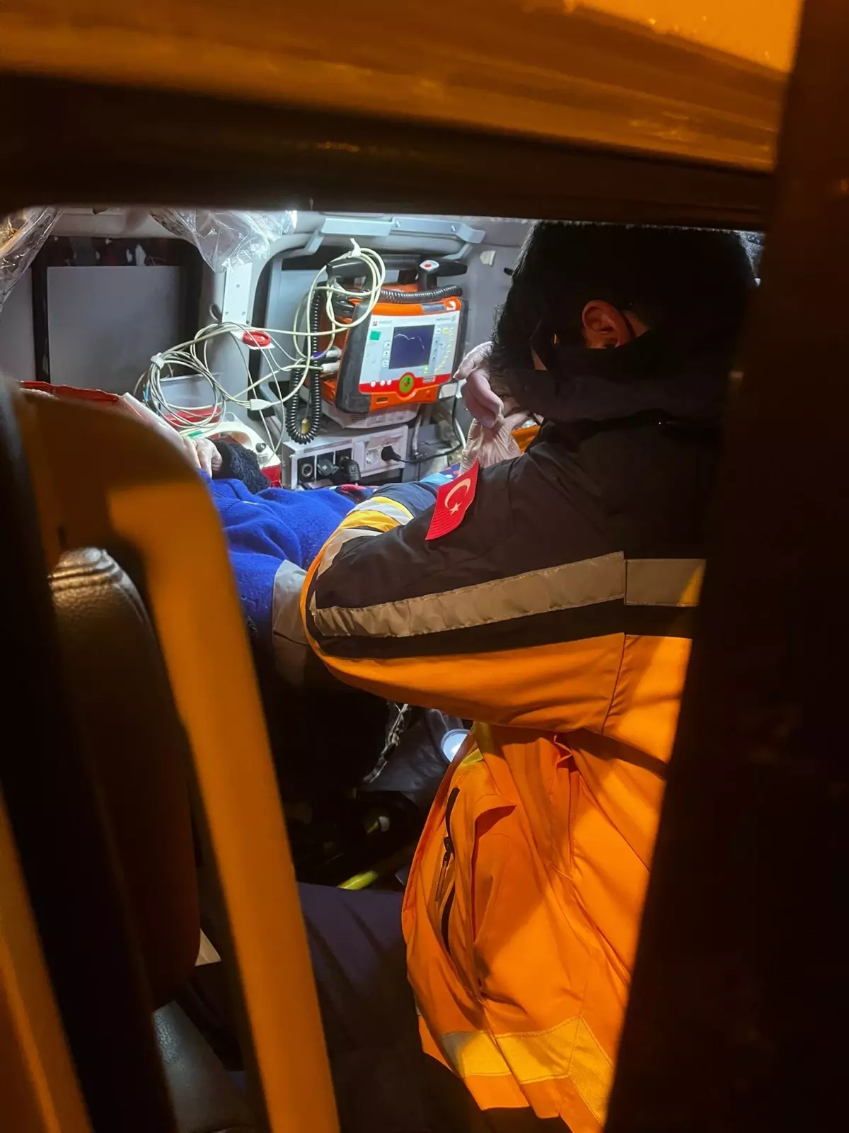 Yolu kapalı köyde sandalyeden düşüp başını çarptı, paletli ambulansla hastaneye ulaştırıldı