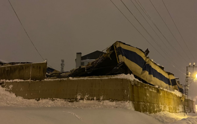 yuksekova da yogun kar nedeniyle hali sahanin 19417378 7584 m