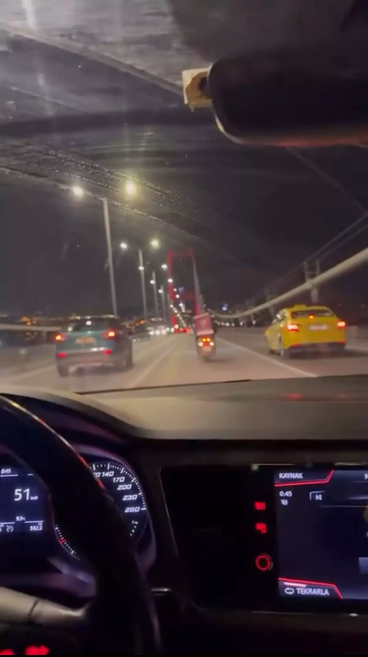 15 Temmuz Şehitler köprüsünde iki otomobil lodosa karşı motokuryeye siper oldu