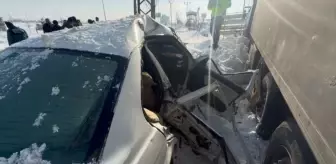 Ağrı'da tırla çarpışan otomobildeki biri ağır 3 kişi yaralandı