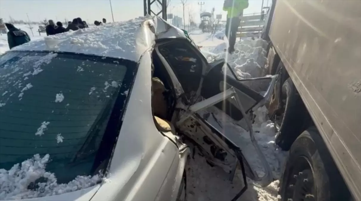 Ağrı'da tırla çarpışan otomobildeki biri ağır 3 kişi yaralandı
