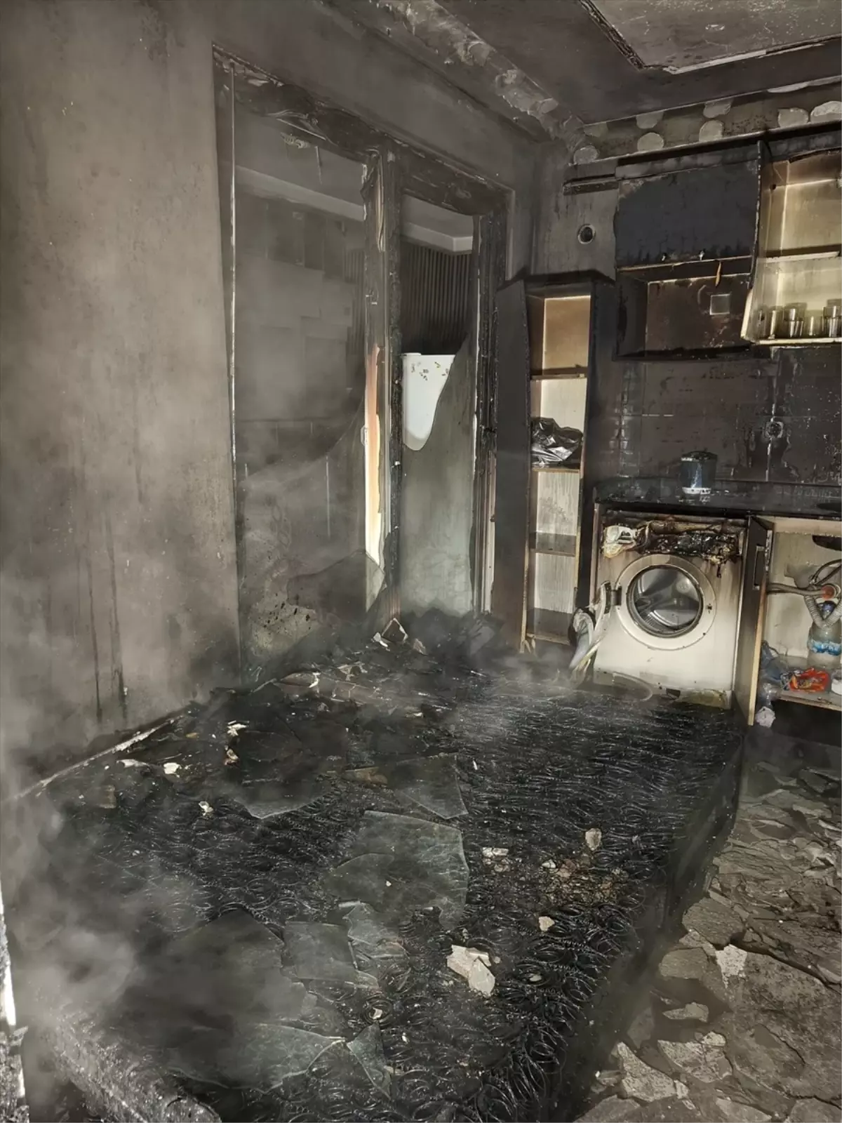Alanya'da apartman dairesinde çıkan yangın hasara neden oldu