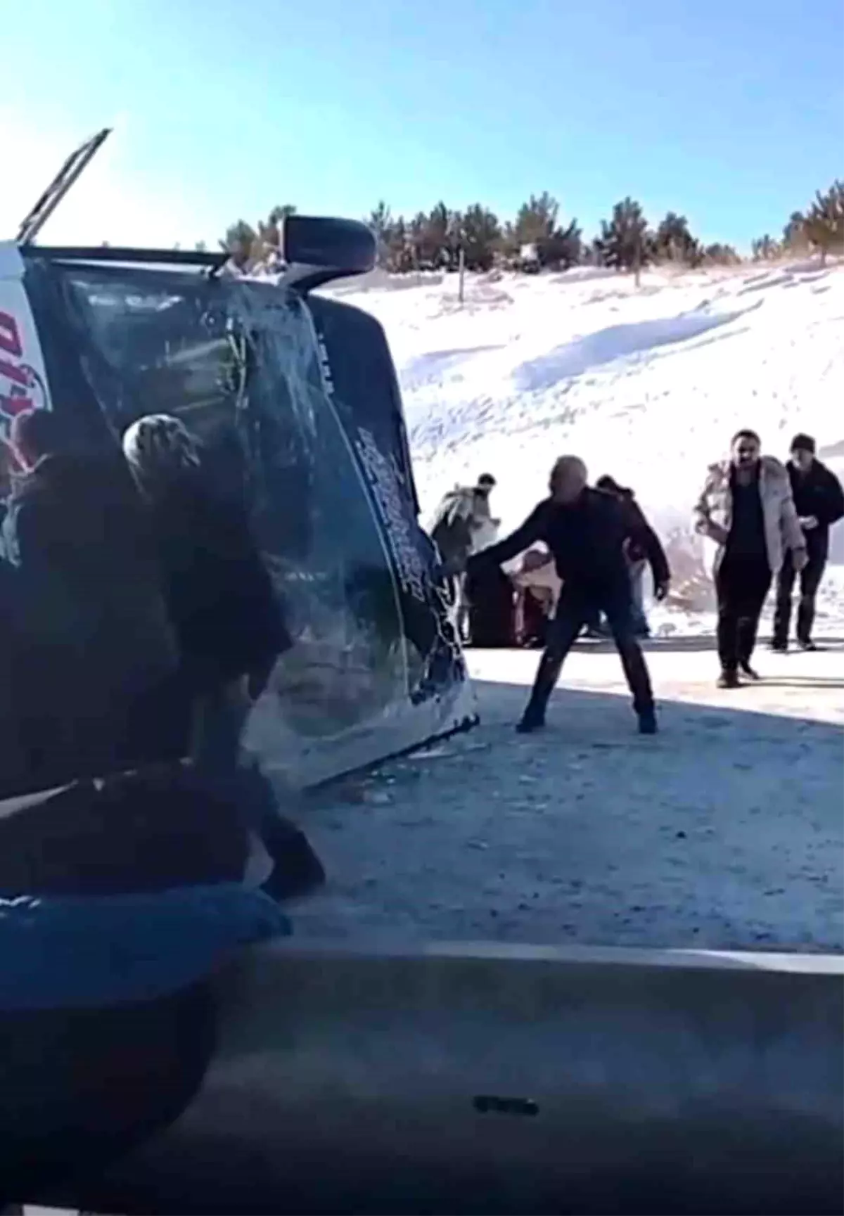 Ardahan'dan gelen yolcu otobüsü Susuz'da devrildi: 17 yaralı