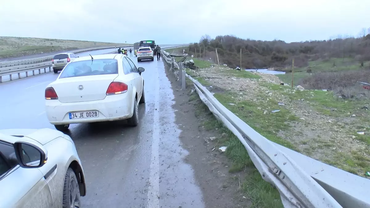 İETT Otobüsü Bariyerlere Çarptı