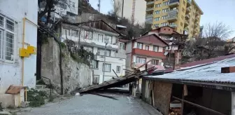 Artvin'de şiddetli rüzgarda uçan çatı otomobile zarar verdi