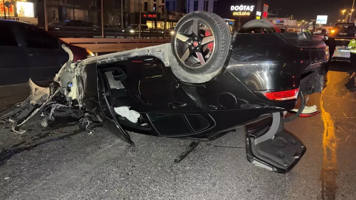 Avcılar'da aydınlatma direği ile 3 araca çarpan otomobil takla attı; sürücü kaçtı