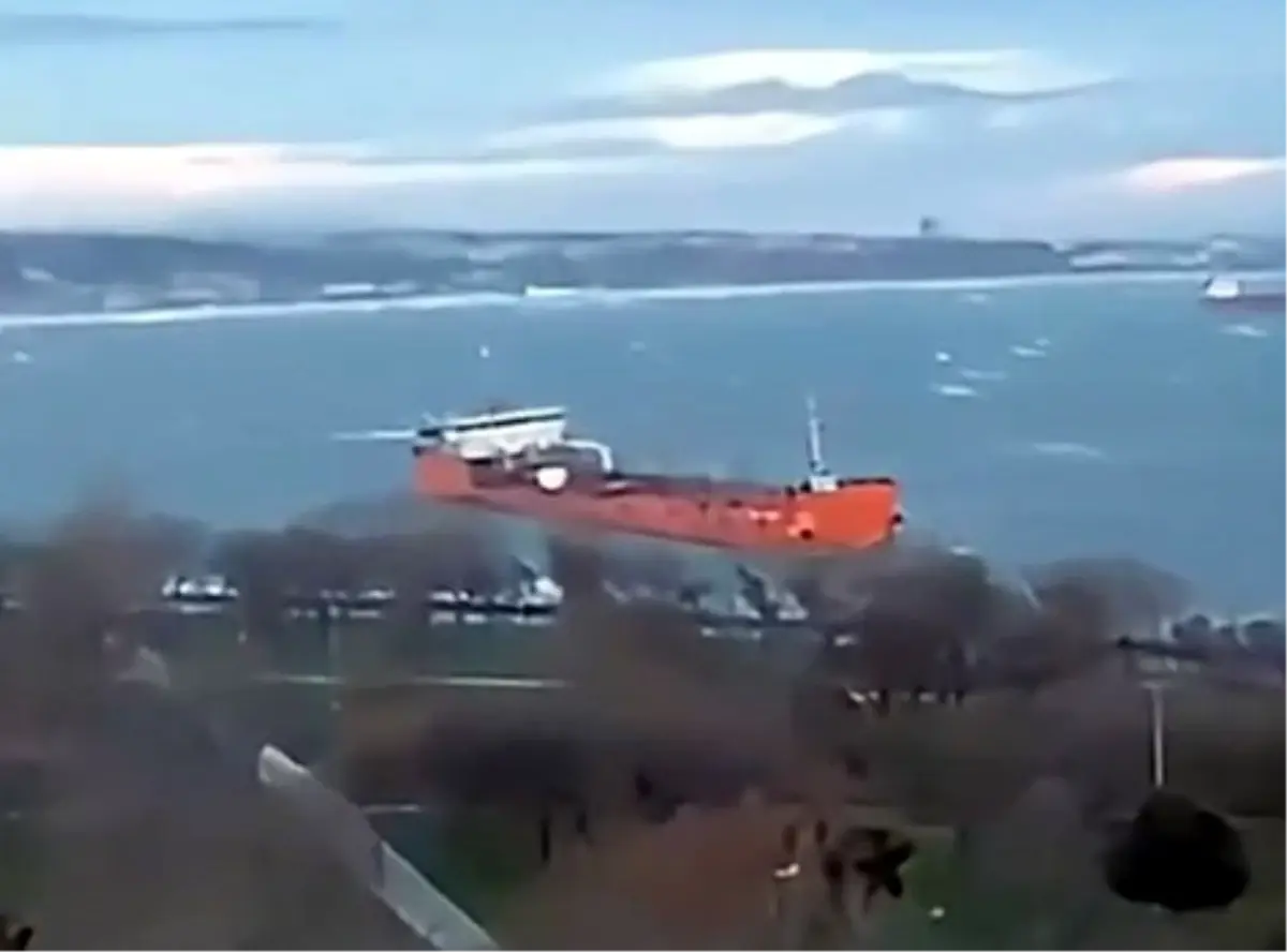 Avcılar'da tanker lodosun etkisiyle sahile sürüklendi