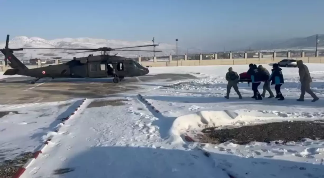 Batman'da yolu kardan kapanan köydeki hasta, askeri helikopterle hastaneye ulaştırıldı