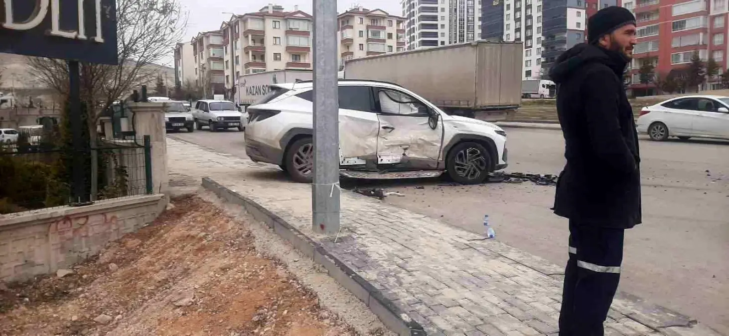 Beypazarı'nda iki otomobilin çarpışması sonucu 3 kişi yaralandı