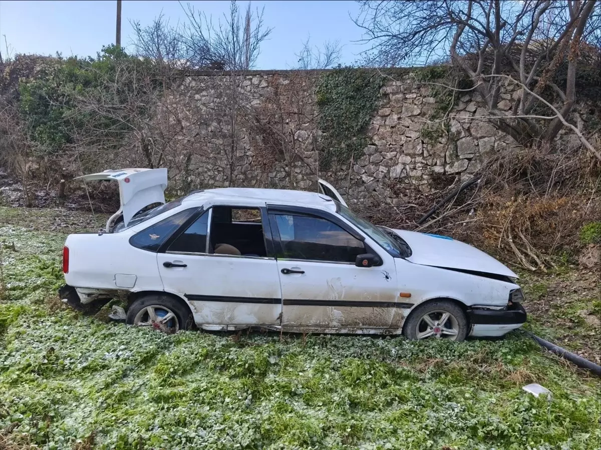 Bilecik'te tarlaya devrilen otomobildeki 3 kişi yaralandı