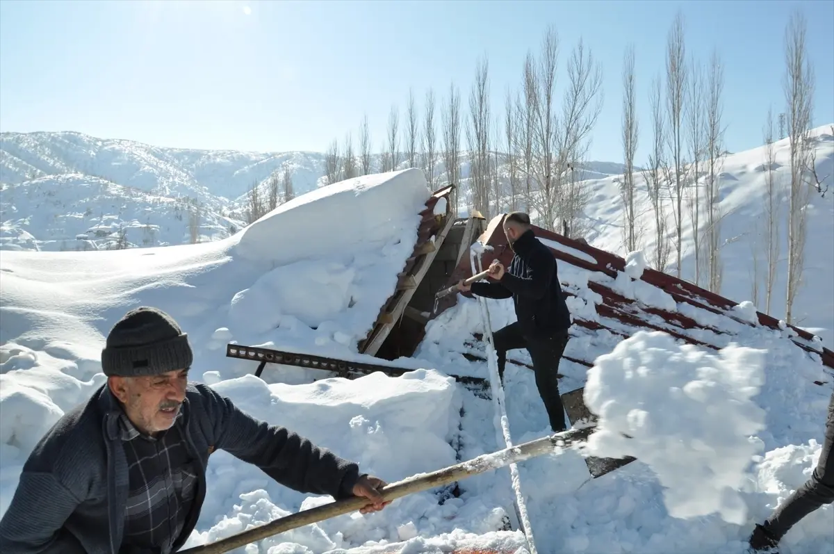 Bitlis'te kar nedeniyle bir evin çatısı çöktü
