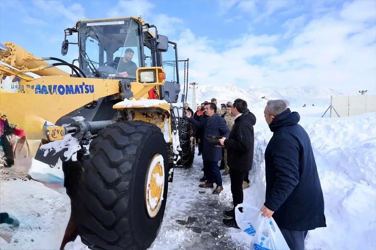 Bitlis Valisi Karakaya, karla mücadele çalışmalarını yerinde inceledi