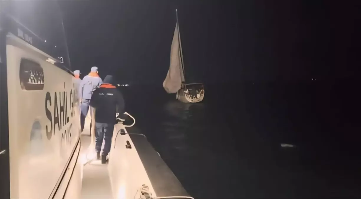 Bozcaada açıklarında arızalanıp sürüklenen yelkenli kurtarıldı