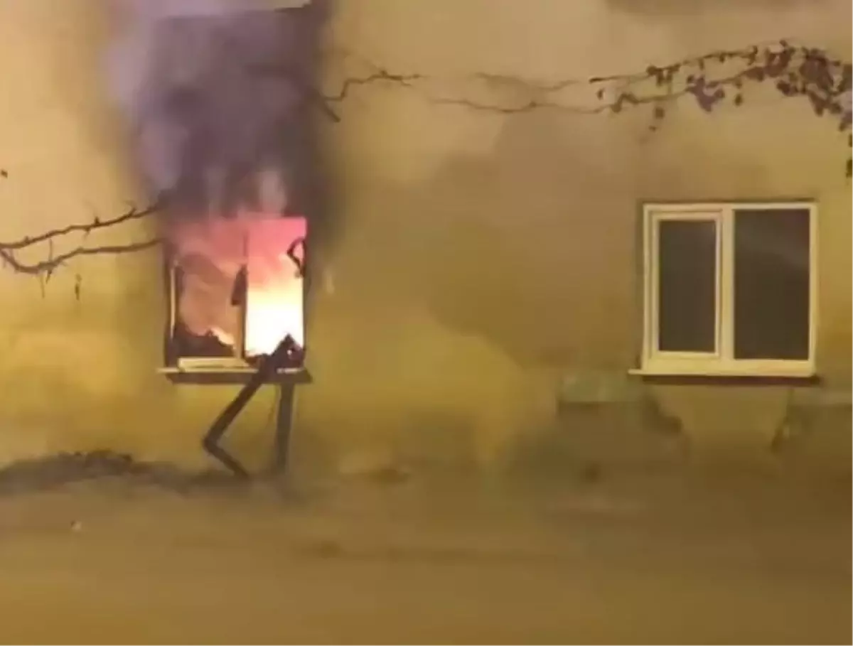 Bursa'da 2 katlı evde çıkan yangın söndürüldü