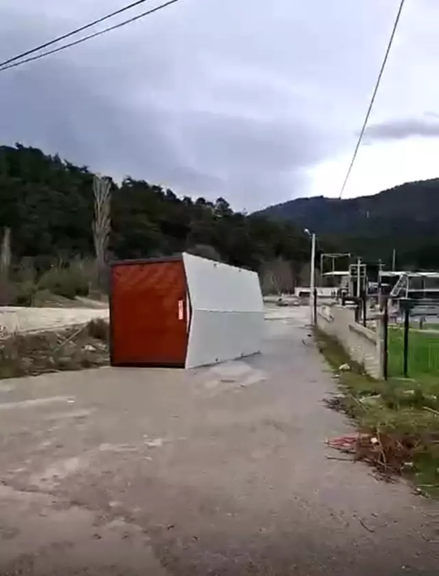 Trees were uprooted, roofs and prefabricated houses are flying! Warning to citizens: 'Do not go out'