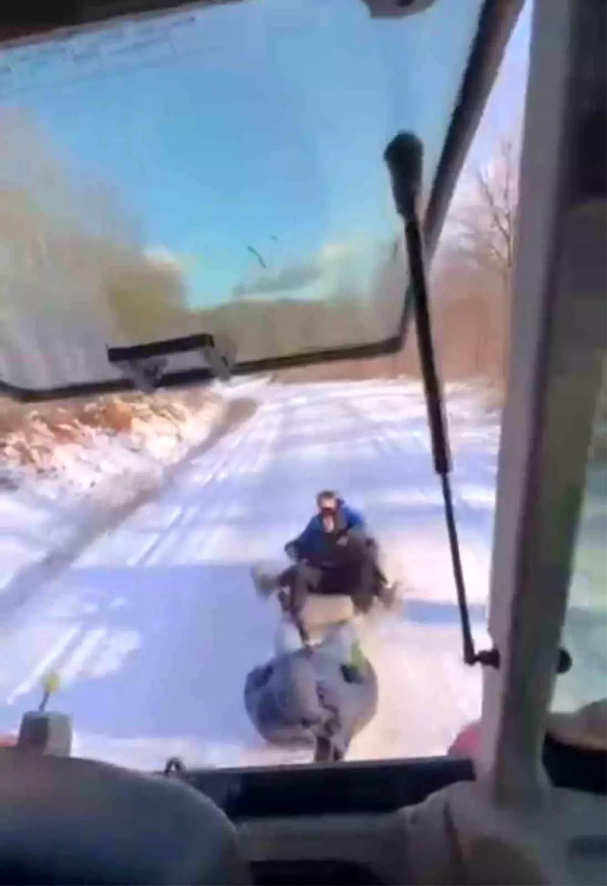 Bursa'da çocuklar traktöre bağlanan lastiklerle karın keyfini çıkardı