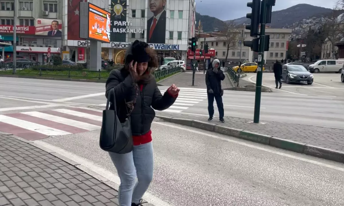 Bursa'da fırtına uçurdu...Yolda yürümekte güçlük çektiler