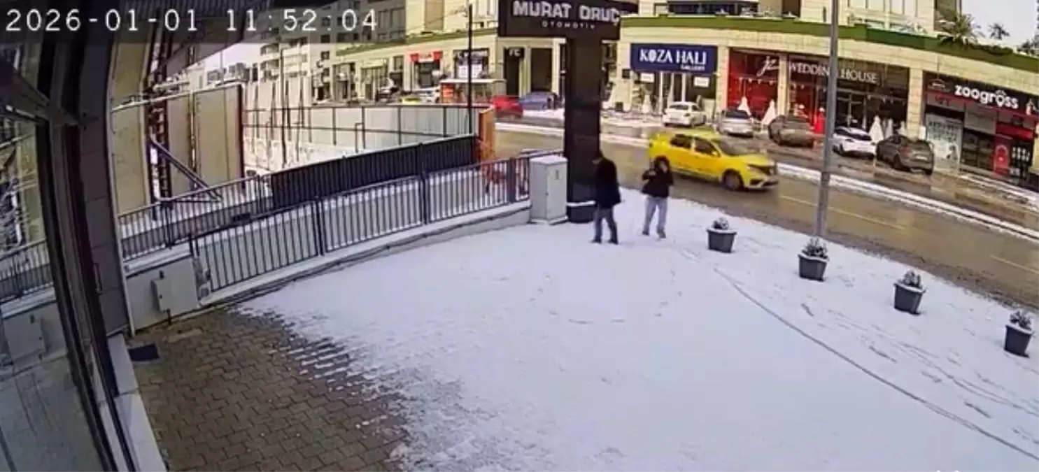 Bursa'da karla kaplanan kaldırımda kalp çizdiler, güvenlik kamerasını izleyenlerin içi ısındı