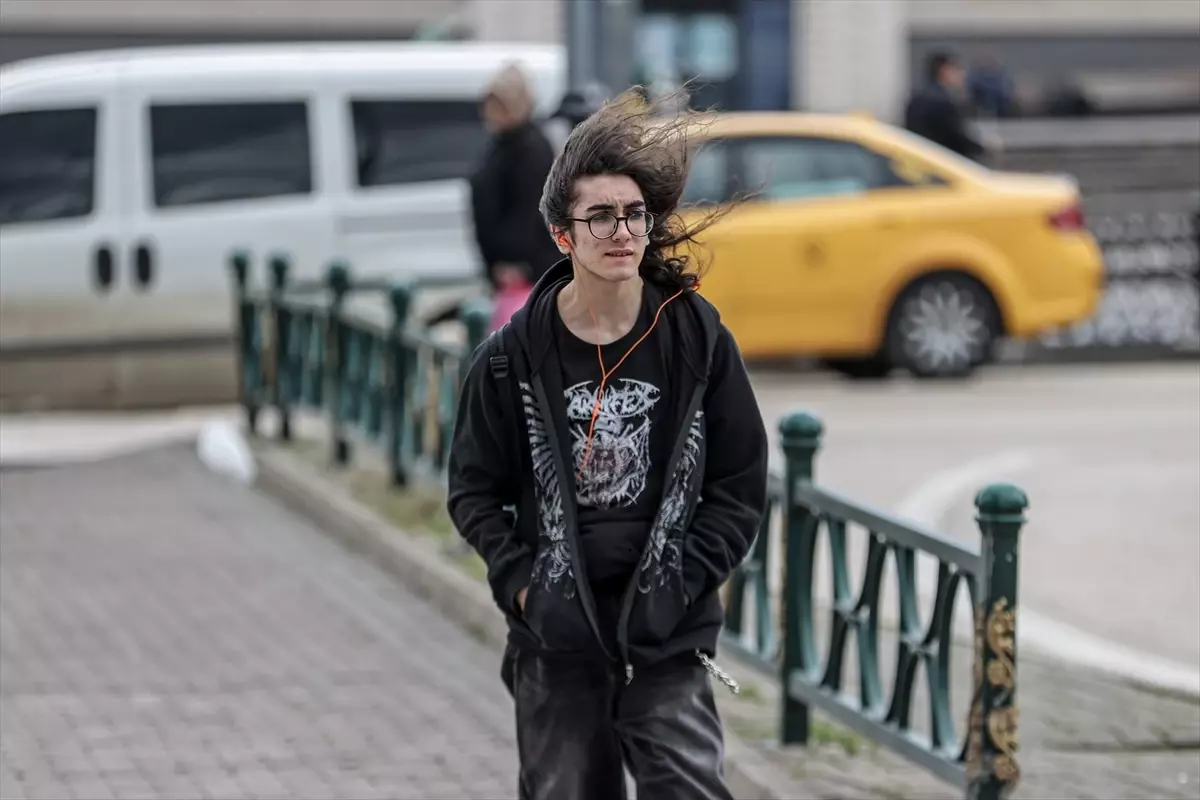 Bursa'da kuvvetli rüzgar hayatı olumsuz etkiledi