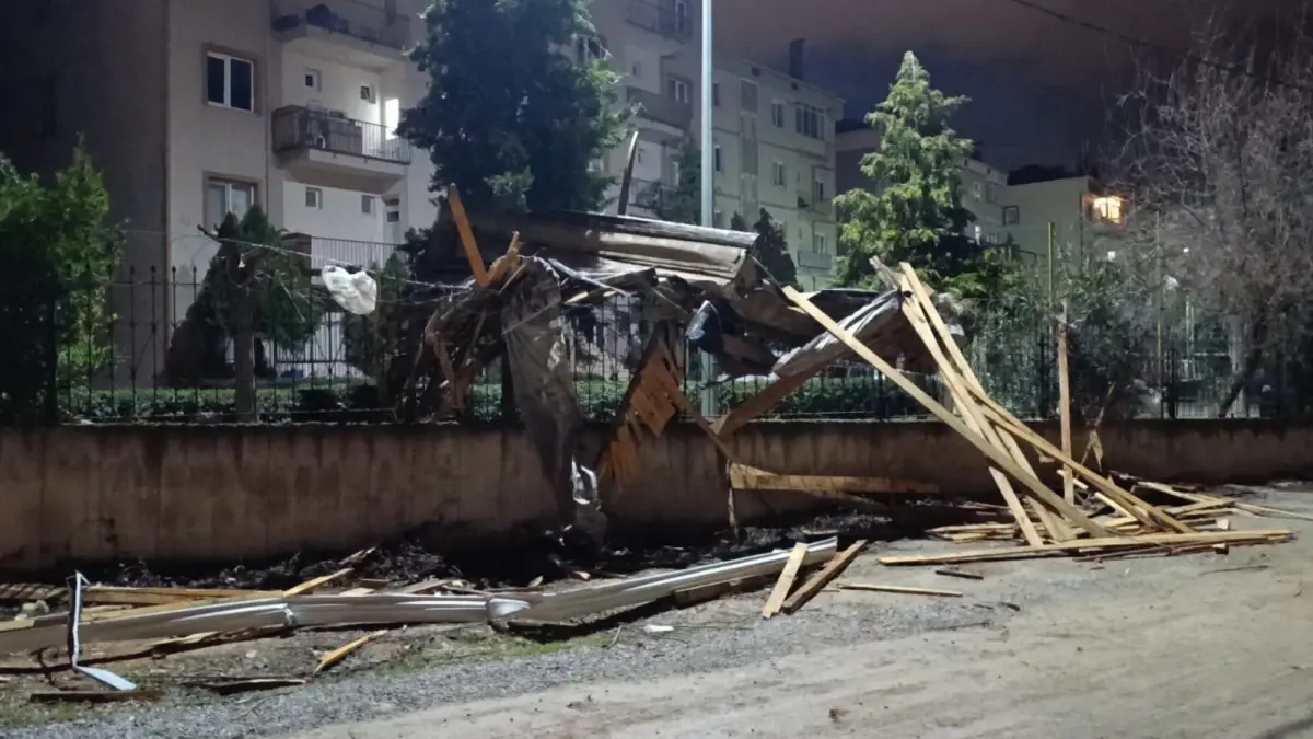 Bursa'da lodos çatıları uçurdu; araçlar zarar gördü