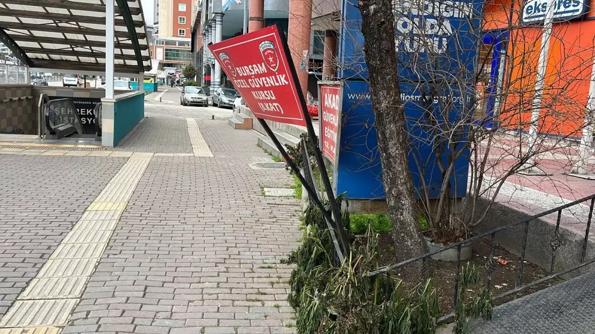 Bursa'da lodos etkili oldu; reklam tabelaları devrildi