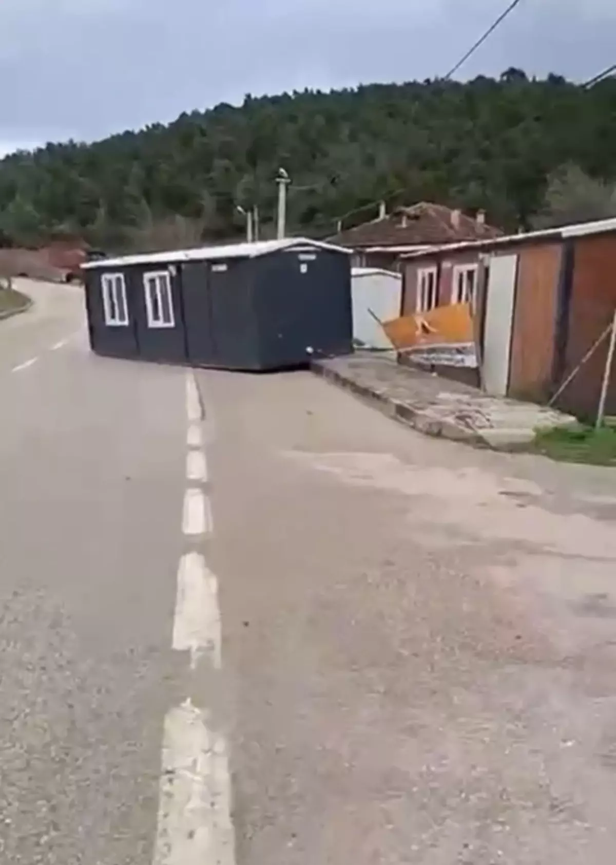 Bursa'da lodos etkili oldu; reklam tabelaları devrildi