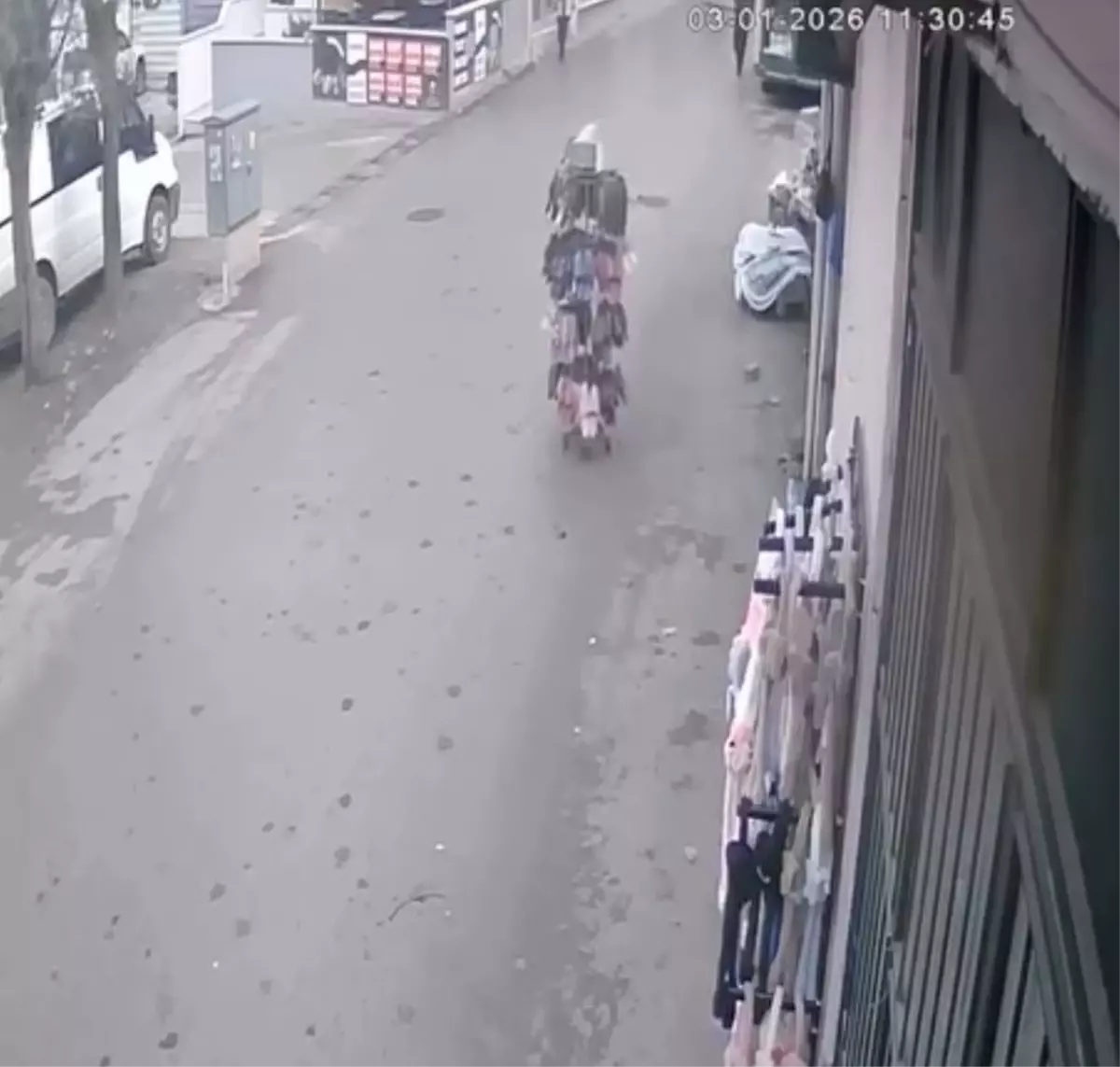 Bursa'da lodos etkili oldu; reklam tabelaları devrildi