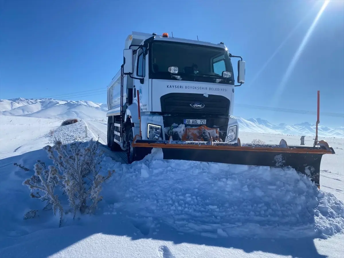 Büyükşehir Belediyesi ekipleri, 266 kırsal mahalle yolunu ulaşıma açtı
