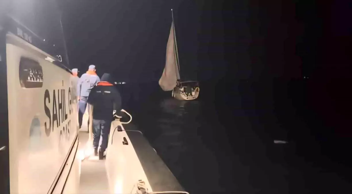 Çanakkale Boğazı'nda içinde 2 kişinin bulunduğu yelkenli tekne kurtarıldı