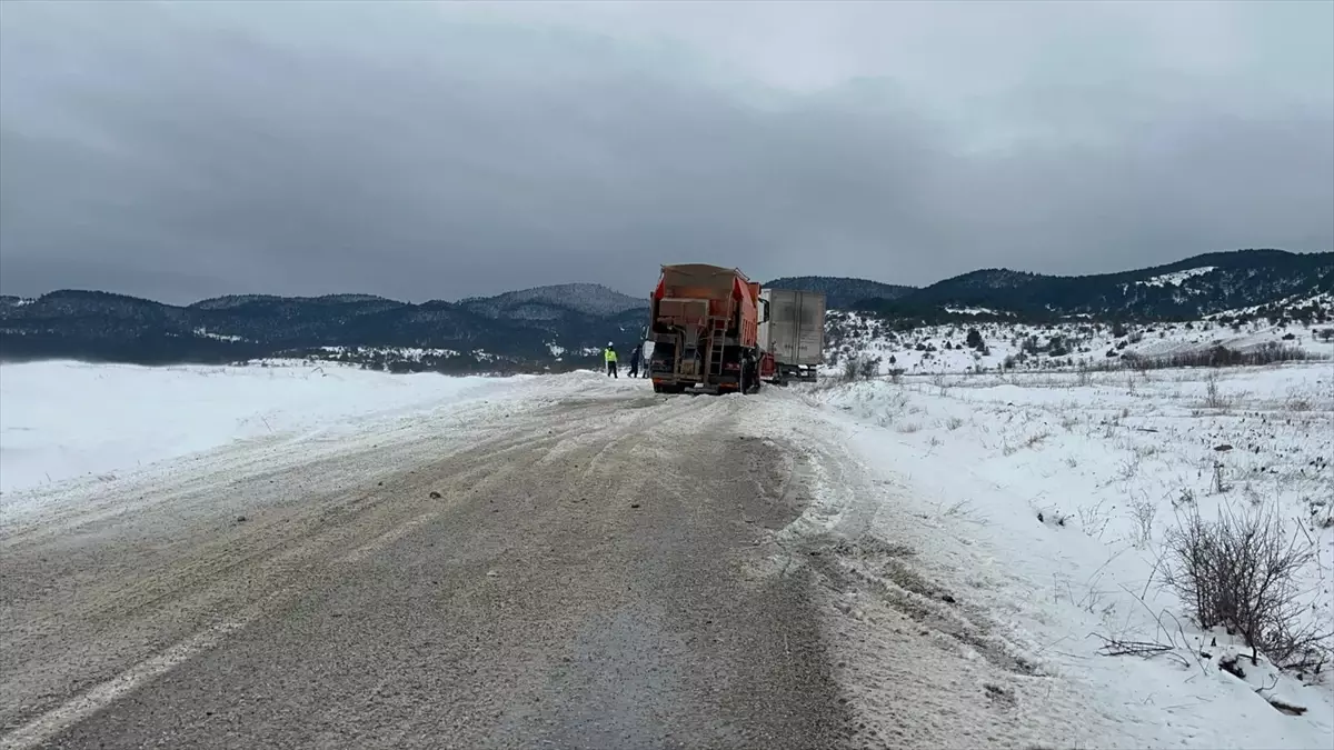 Çankırı'nın Çerkeş ilçesinde kar nedeniyle ulaşım aksadı