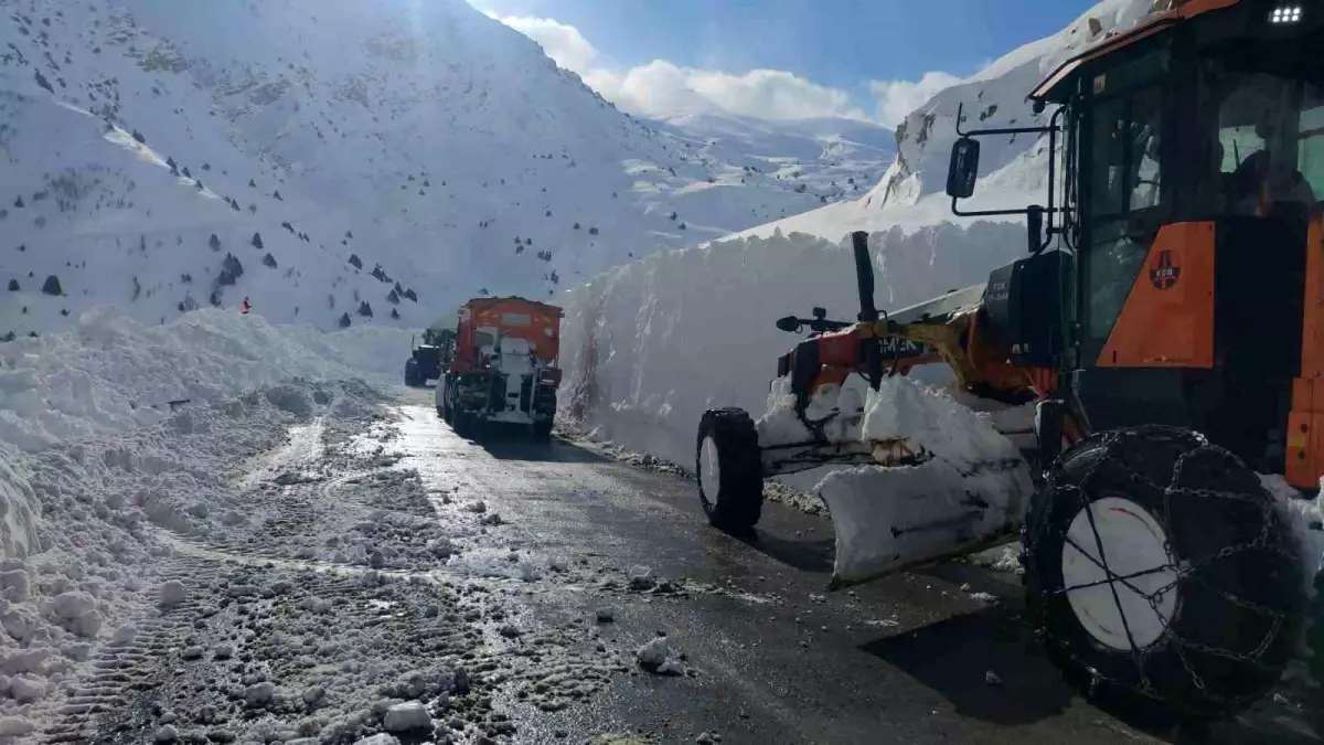 Çığ bölgesinde çalışan greyder şarampole yuvarlandı: Operatör hafif yaralandı