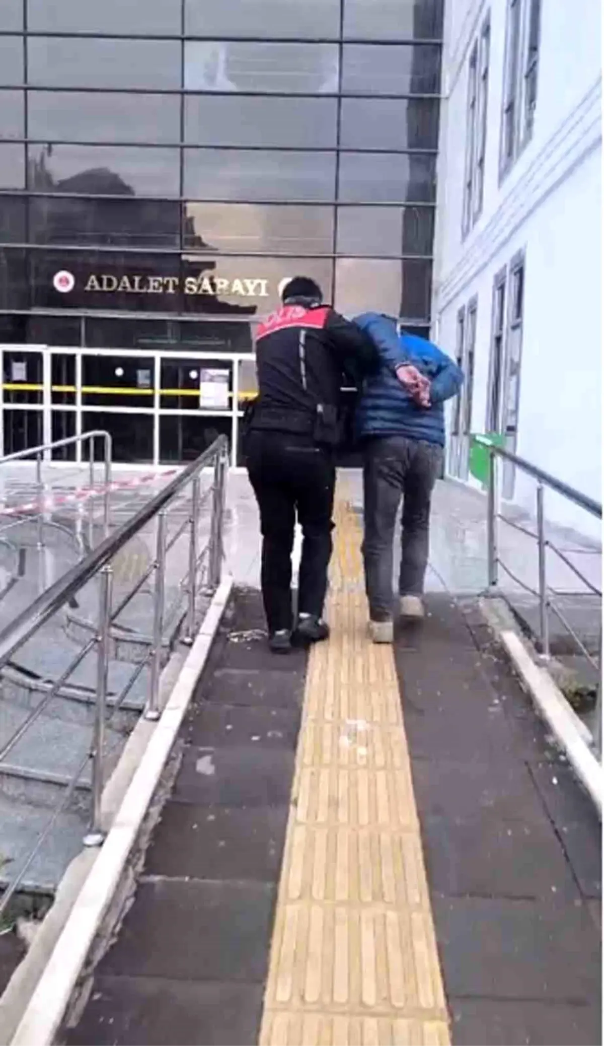 Cumhurbaşkanı'na hakaret ve kaçak kazı yapmak suçlarından hapis cezası bulunan şahıs sahte kimlikle yakalandı