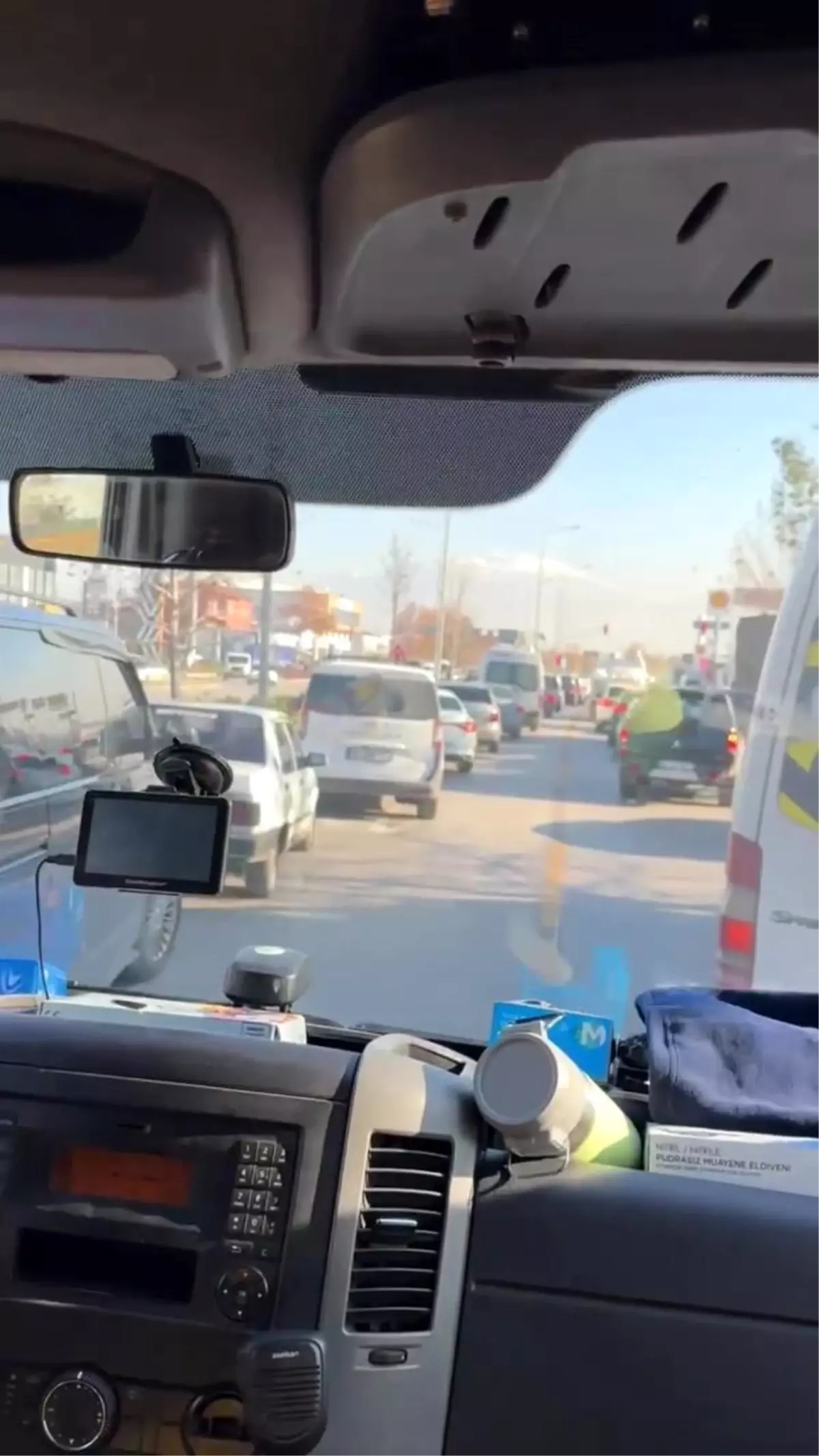 Denizli'de duyarlı sürücülerin fermuar sistemi ile yol verdiği anlar kamerada