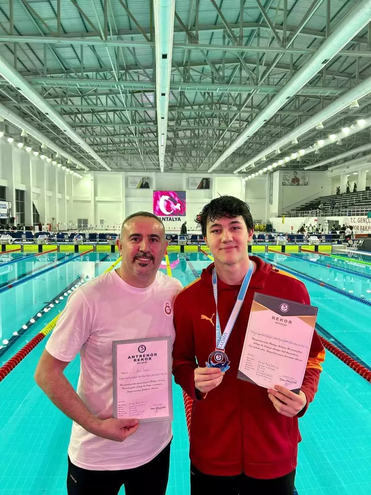 Denizlili sporcu yüzmede üç Türkiye rekoru kırdı