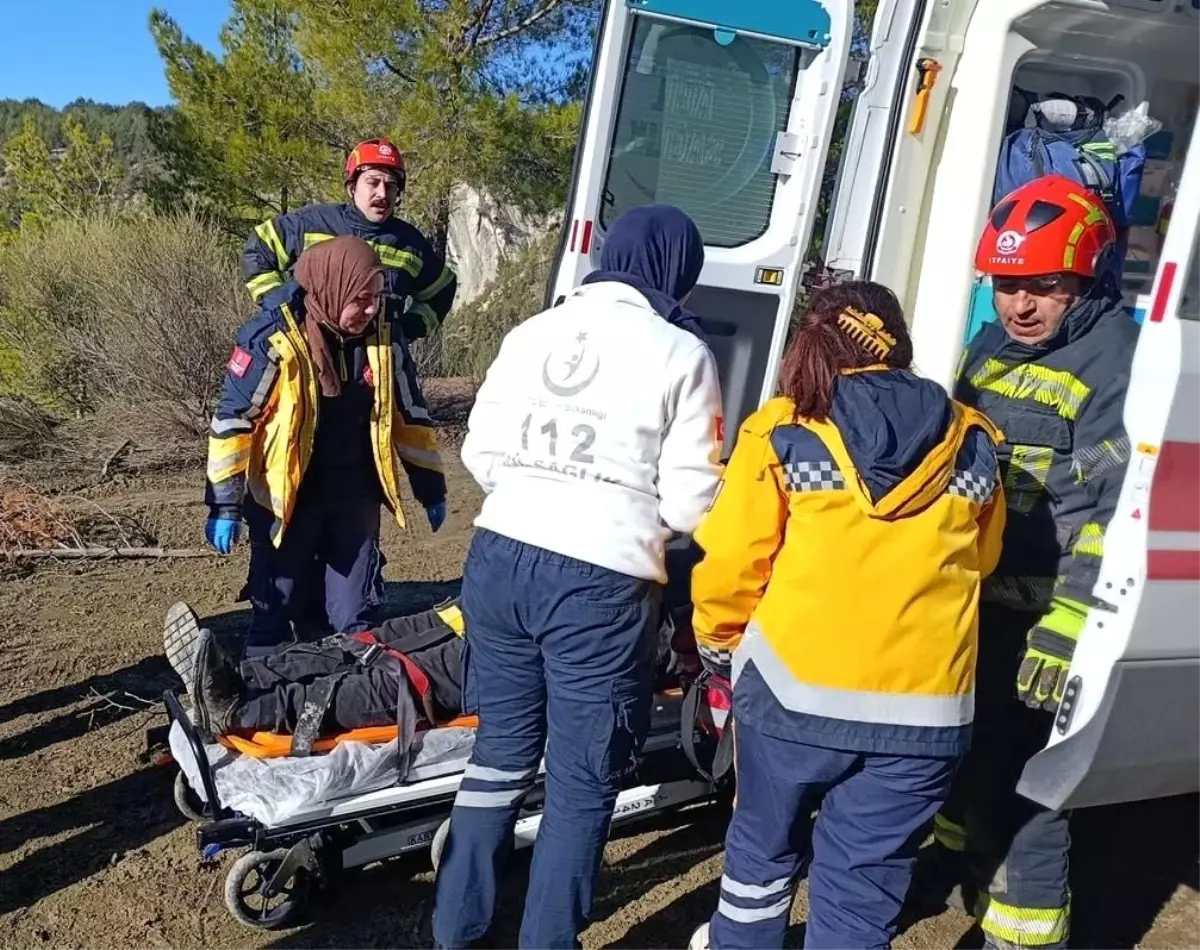 Devrilen traktör sürücüsü itfaiye tarafından kurtarıldı