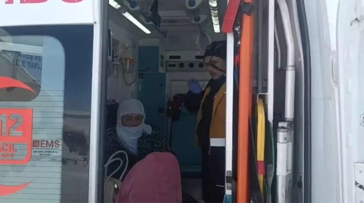 Diyaliz hastası karla kapanan yolda 3 saatlik çalışmayla hastaneye ulaştırıldı