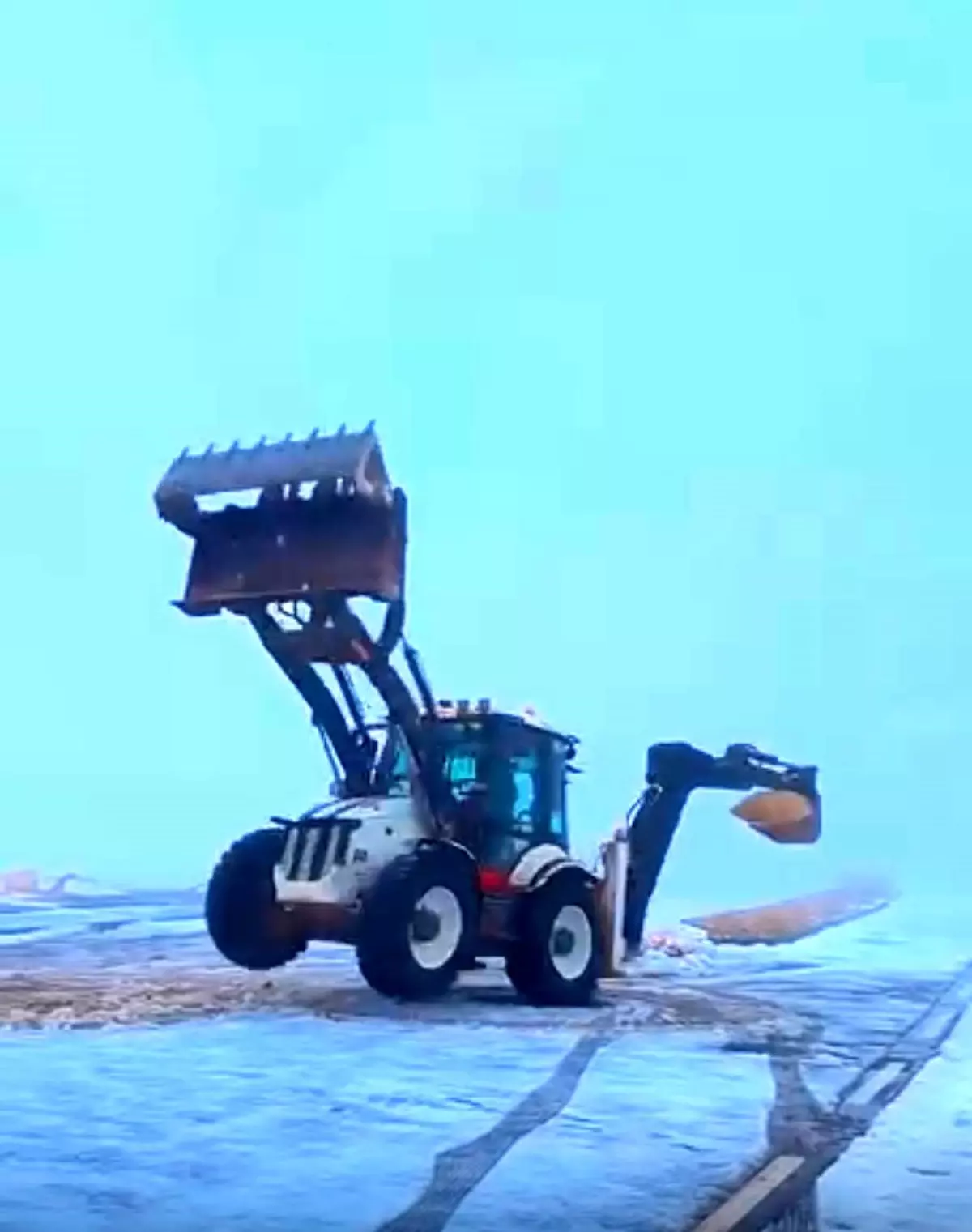 Diyarbakır'da kepçe operatörü iş makinasıyla drift attı