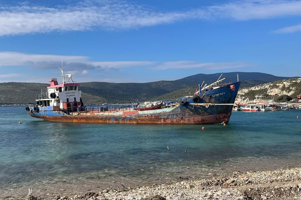 Dünyaca ünlü Demircili Sahili'nde asbestli gemi skandalı