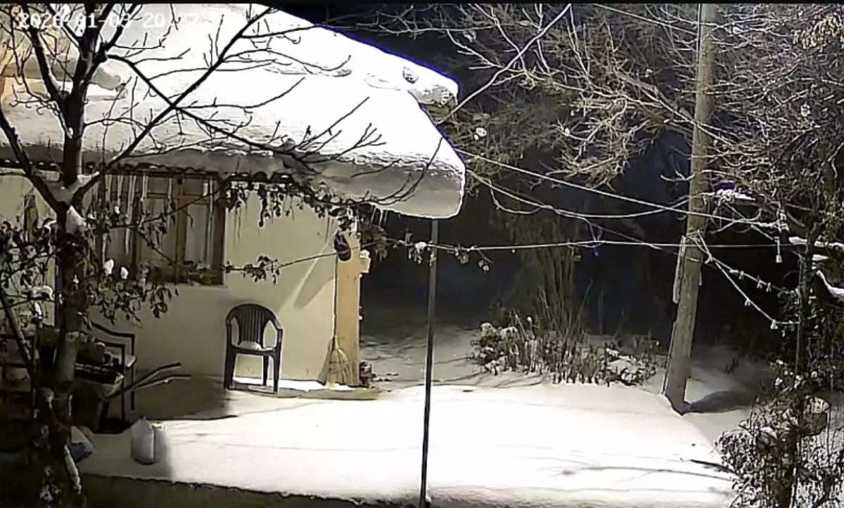 Elazığ'da deprem anı güvenlik kameralarına yansıdı