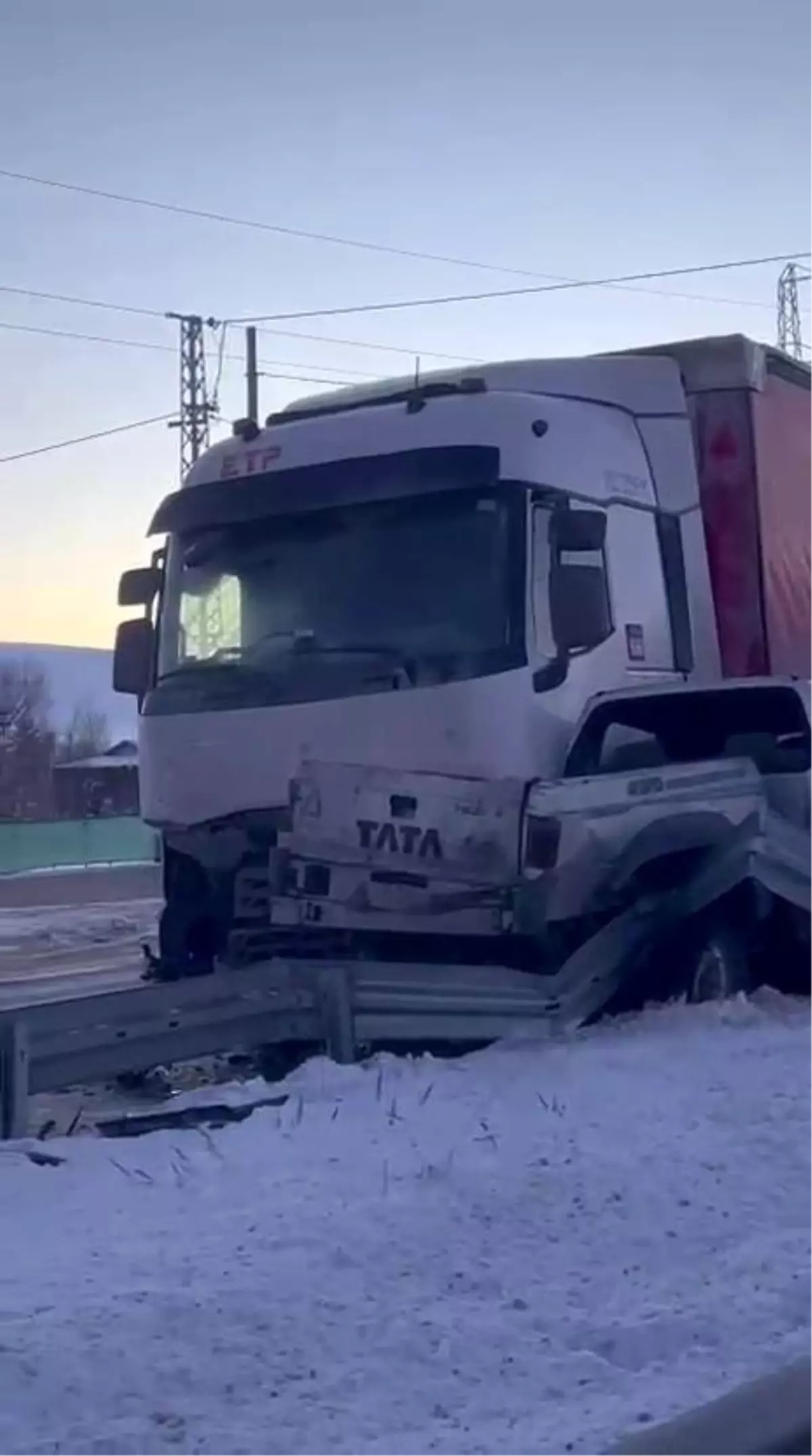 Erzurum'da yollardaki buzlanma trafik kazalarına neden oldu