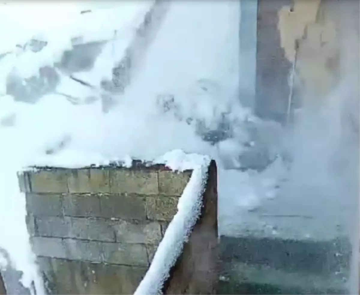 Evinin çatısındaki karı temizlerken düşüp yaralandı